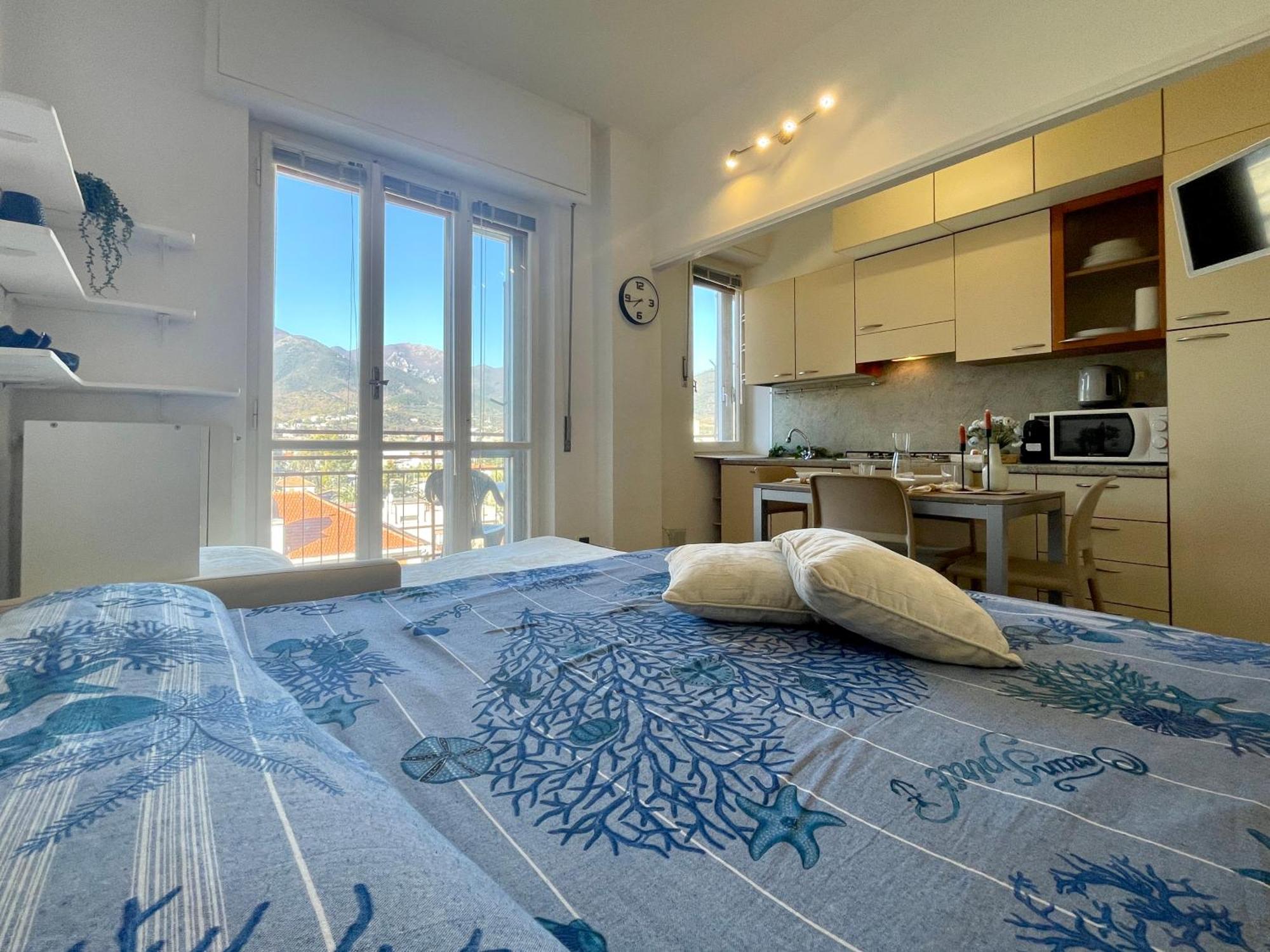 150Mt Dal Mare Monolocale In Centro Con Vista Aperta, Wi-Fi E A/C Appartement Loano Buitenkant foto