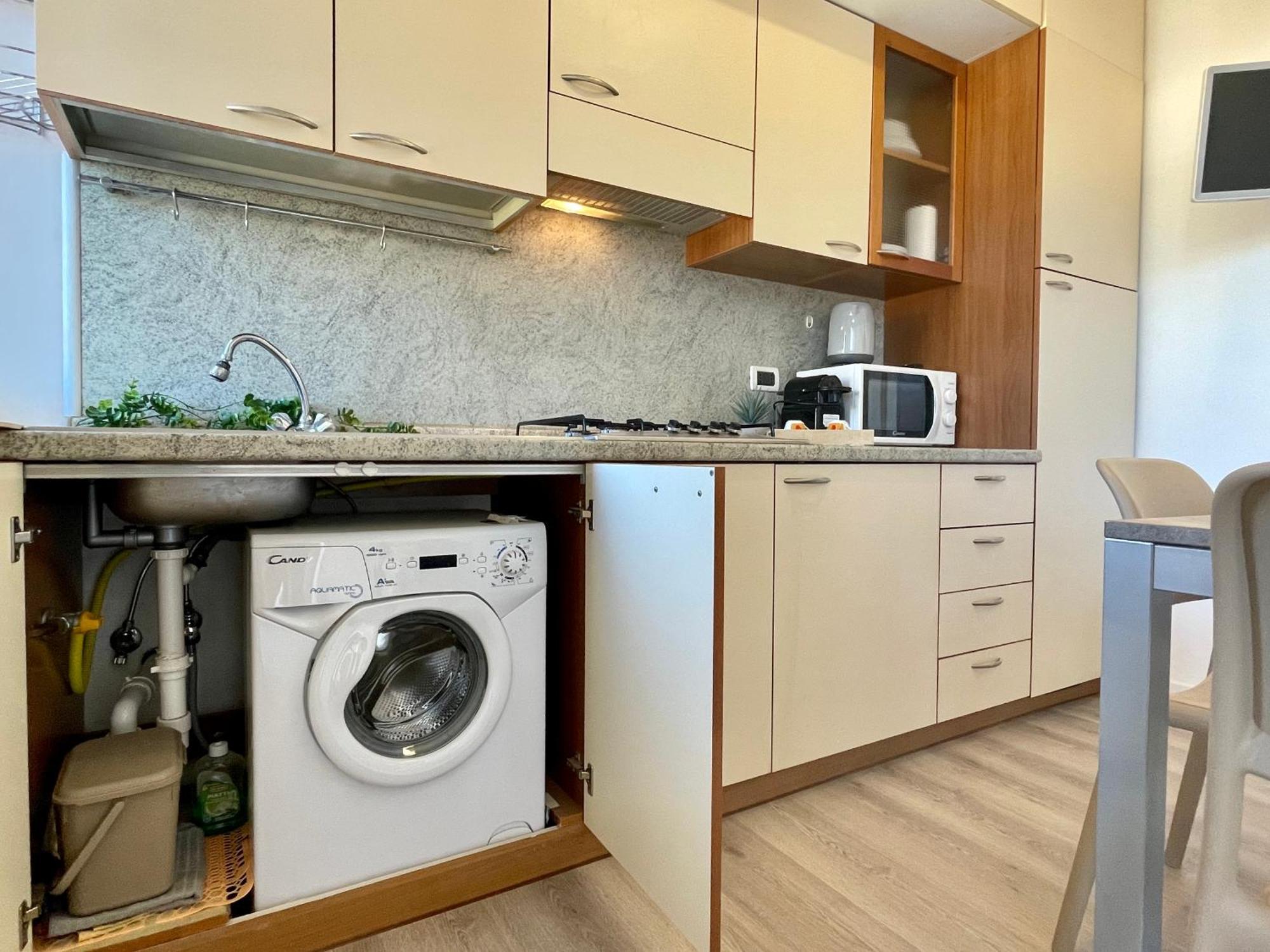 150Mt Dal Mare Monolocale In Centro Con Vista Aperta, Wi-Fi E A/C Appartement Loano Buitenkant foto